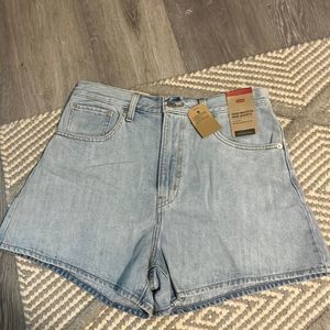 Levi’s High waisted Mom Jean Short